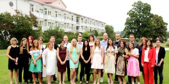 abschlussfoto-toelzer-krankenpflegeschueler