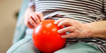 Rehabilitationsübung mit Ball