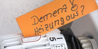 BILD: Ein Erinnerungszettel mit der Aufschrift "Demenz! Heizung aus?"