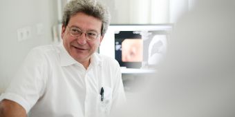 Bild: Chefarzt Dr. Diemel begutachtet Befund-Daten am Computer.