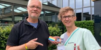 Gemeinsam für Toleranz und Akzeptanz – Steve Behrmann vom Magnus Hirschefeld Centrum und Jochen Kasch (Stoma-Therapeut, Asklepios Klinik Barmbek) (Foto Asklepios)