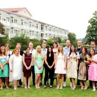 abschlussfoto-toelzer-krankenpflegeschueler