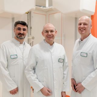 Bild: Ärzteteam steht vor dem neuen EOSedge™ Röntgensystem der Asklepios Klinik St. Georg