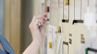 Bild: Medizinassistent schreibt auf Whiteboard