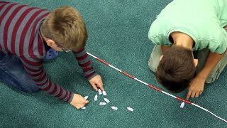 Tagesklinik Cottbus - Kinder beim Spielen auf dem Fußboden